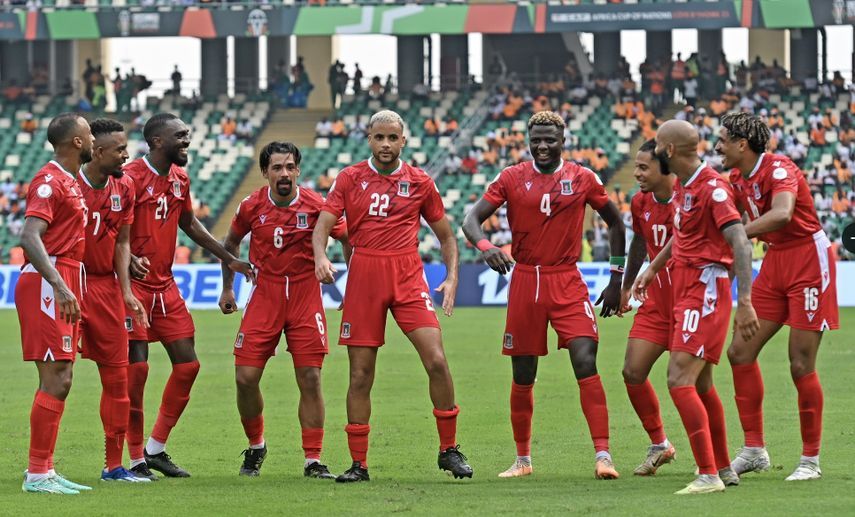 منتخب غينيا الاستوائية يحتفل بالفوز على غينيا بيساو 4-2 في كأس إفريقيا 2023