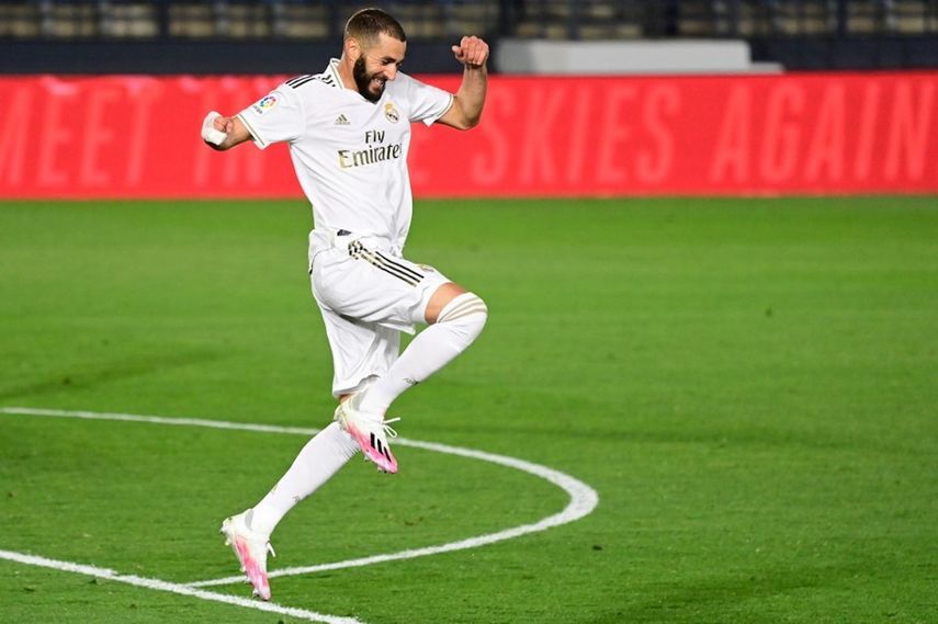  الفرنسي كريم بنزيما يحتفل بهدفه الثاني خلال مباراة الدوري الإسباني لكرة القدم بين ريال مدريد وفالنسيا  - AFP