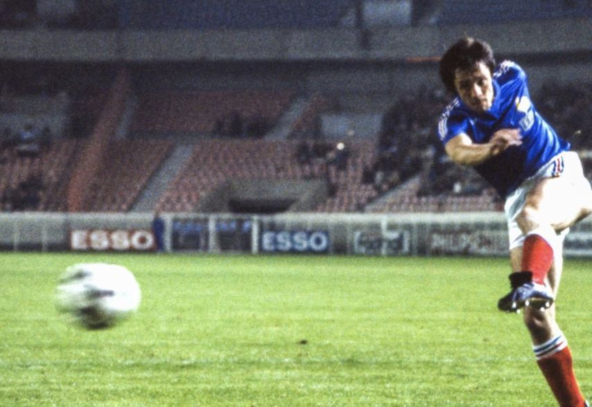 مهاجم فرنسا برنار لاكومب يسجل هدف افتتاح كأس العالم 1978