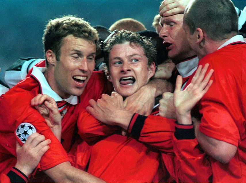أول غونار سولشاير يحتفل مع لاعبي مانشستر يونايتد بعد تسجيل هدف الفوز بنهائي دوري الأبطال - 26 مايو 1999 