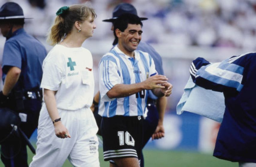 سحب مارادونا من مباراة الارجنتين ونيجيريا في مونديال 1994 من أجل فحص المنشطات