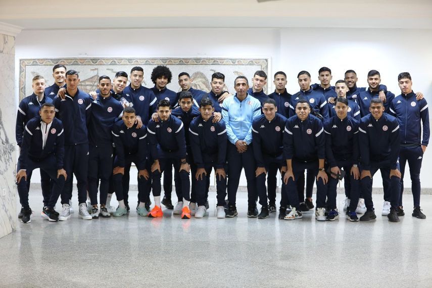 صورة جماعية لبعثة المنتخب التونسي تحت 20 عاماً في مطار قرطاج قبل السفر إلى مصر - 17 فبراير 2023 