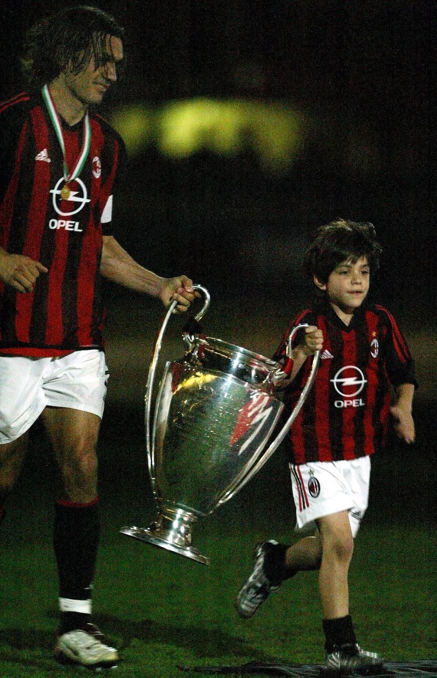 أسطورة ميلان باولو مالديني يحمل كأس دوري أبطال أوروبا رفقة ابنه - AFP