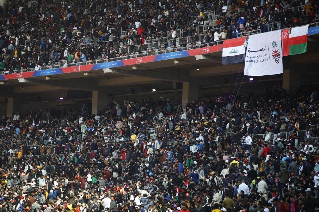مشجعون في ملعب البصرة قبل ساعات من نهائي خليجي 25 بين العراق وعُمان - 19 يناير 2023