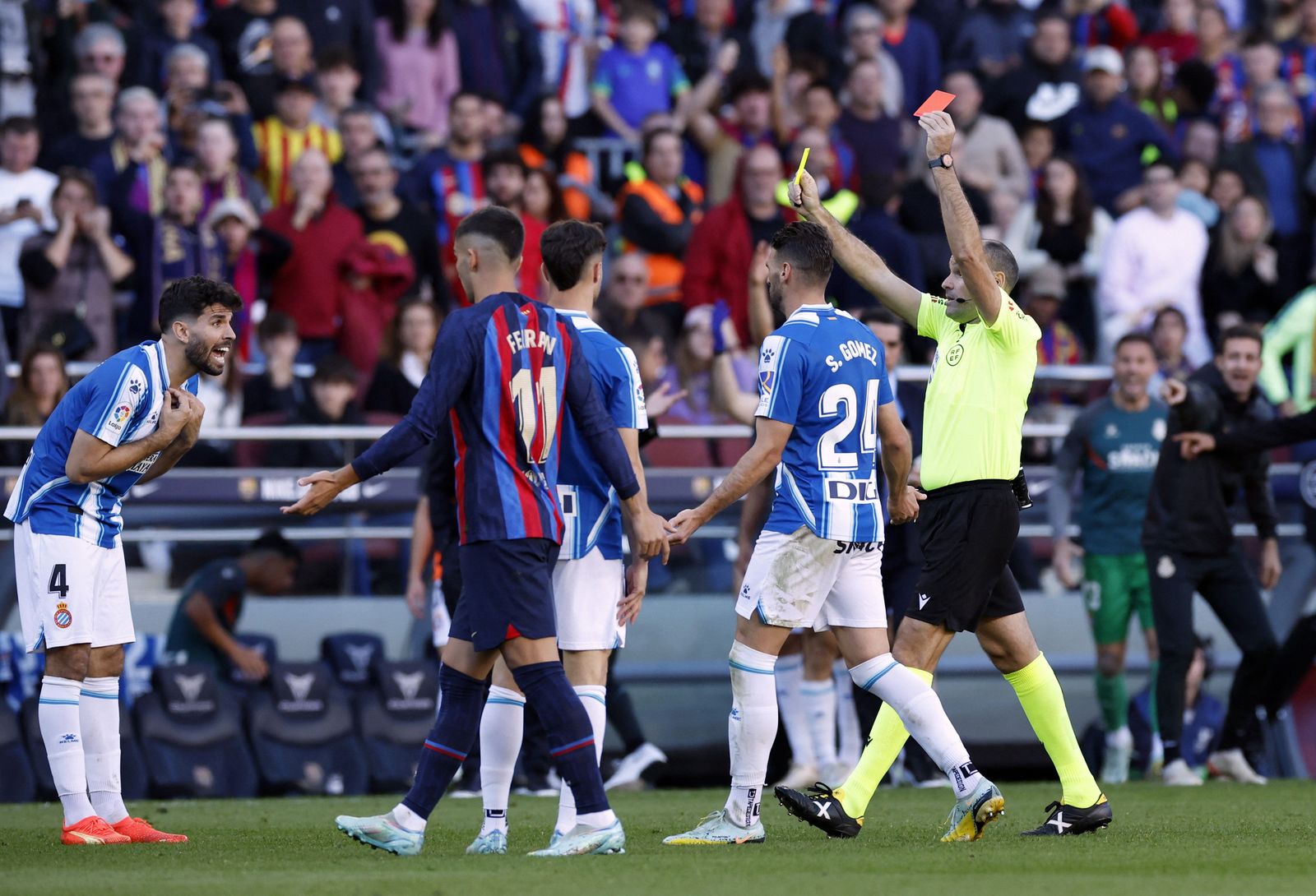 الحكم ماتيو لاهوز يشهر البطاقة الحمراء لمهاجم إسبانيول فينيسوس سوزا خلال مواجهة برشلونة - 31 ديسمبر 2022
