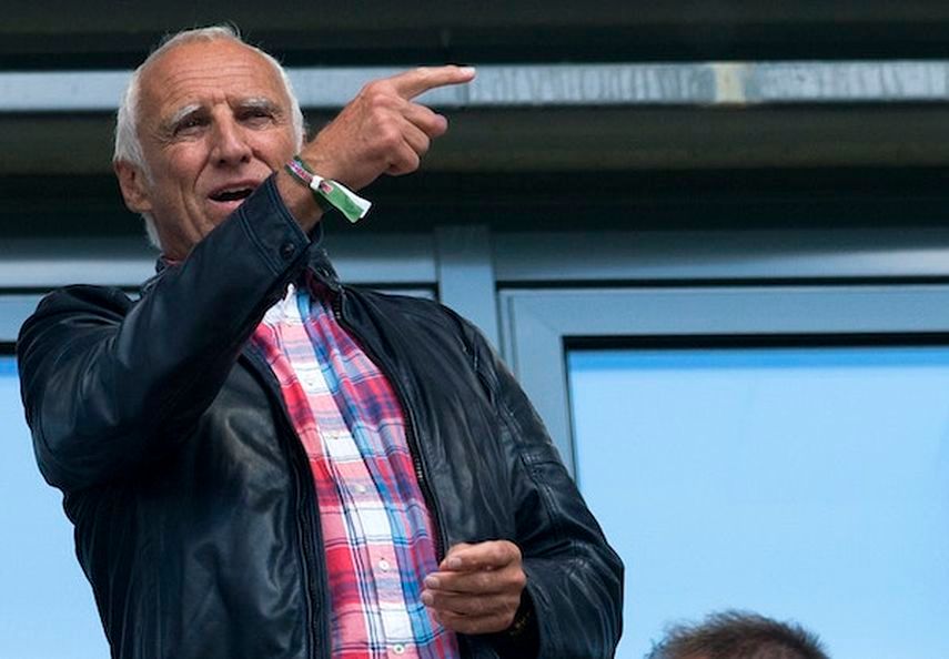 مؤسس Red Bull النمساوي Dietrich Mateschitz من إيماءات الشخصيات المهمة قبل مباراة دوري الدرجة الثانية الألماني لكرة القدم بين RB Leipzig و Karlsruher SC في Red Bull Arena في Leipzig ، شرق ألمانيا ، في 8 مايو 2016. (تصوير روبرت مايكل / وكالة الصحافة الفرنسية), AFP