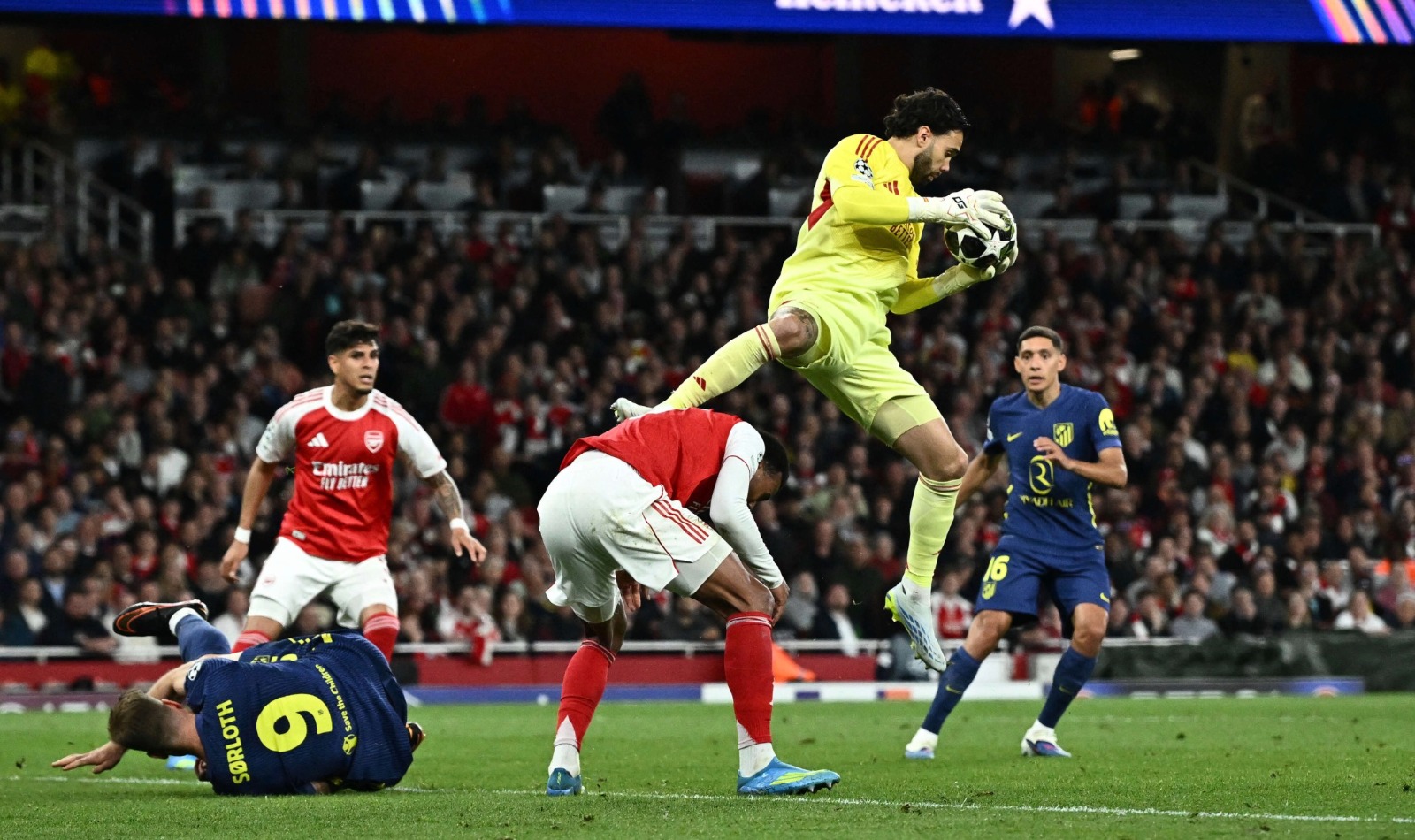 حارس أرسنال دافيد رايا في مباراة أتلتيكو مدريد بإياب نصف نهائي دوري أبطال أوروبا - 5 مايو 2026