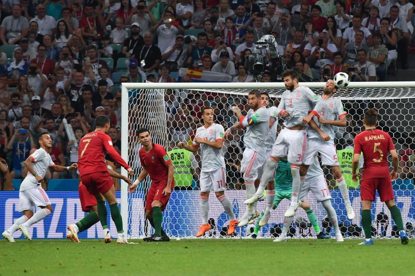 كريستيانو رونالدو قائد البرتغال يسجل هدفه الثالث في مرمى إسبانيا من ركلة حرة في كأس العالم 2018 - 15 يونيو 2018