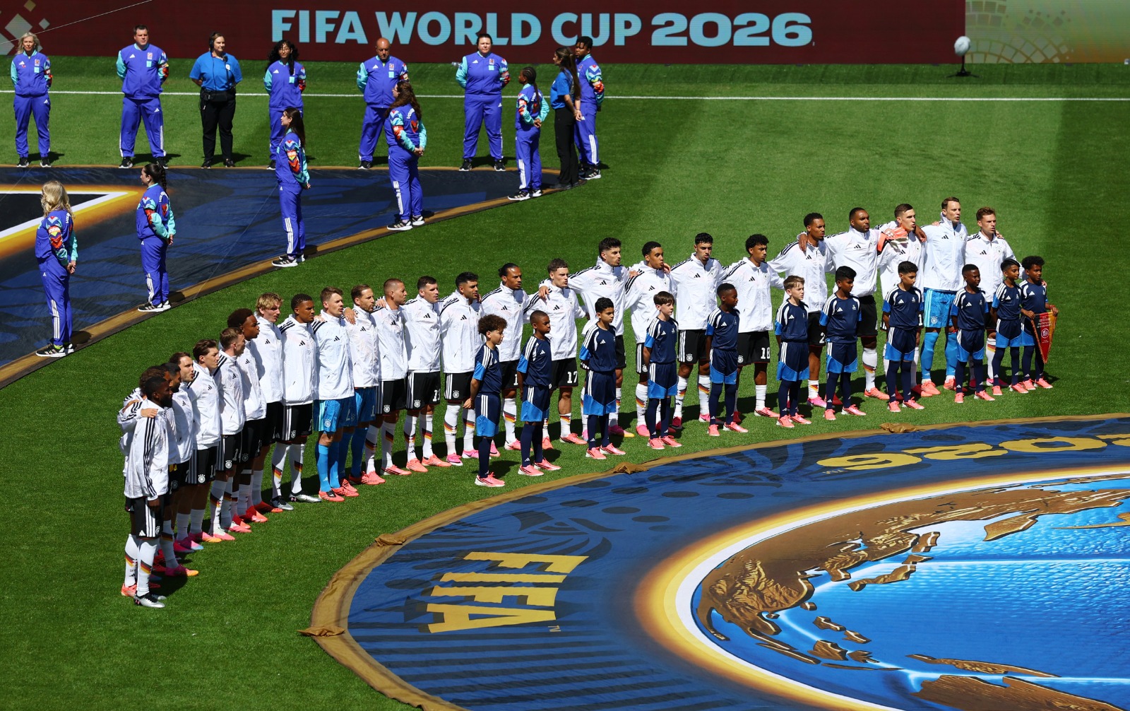 لاعبو المنتخب الألماني أثناء عزف النشيد الوطني قبل انطلاق المواجهة ضد كوت ديفوار في كأس العالم - 20 يونيو 2026