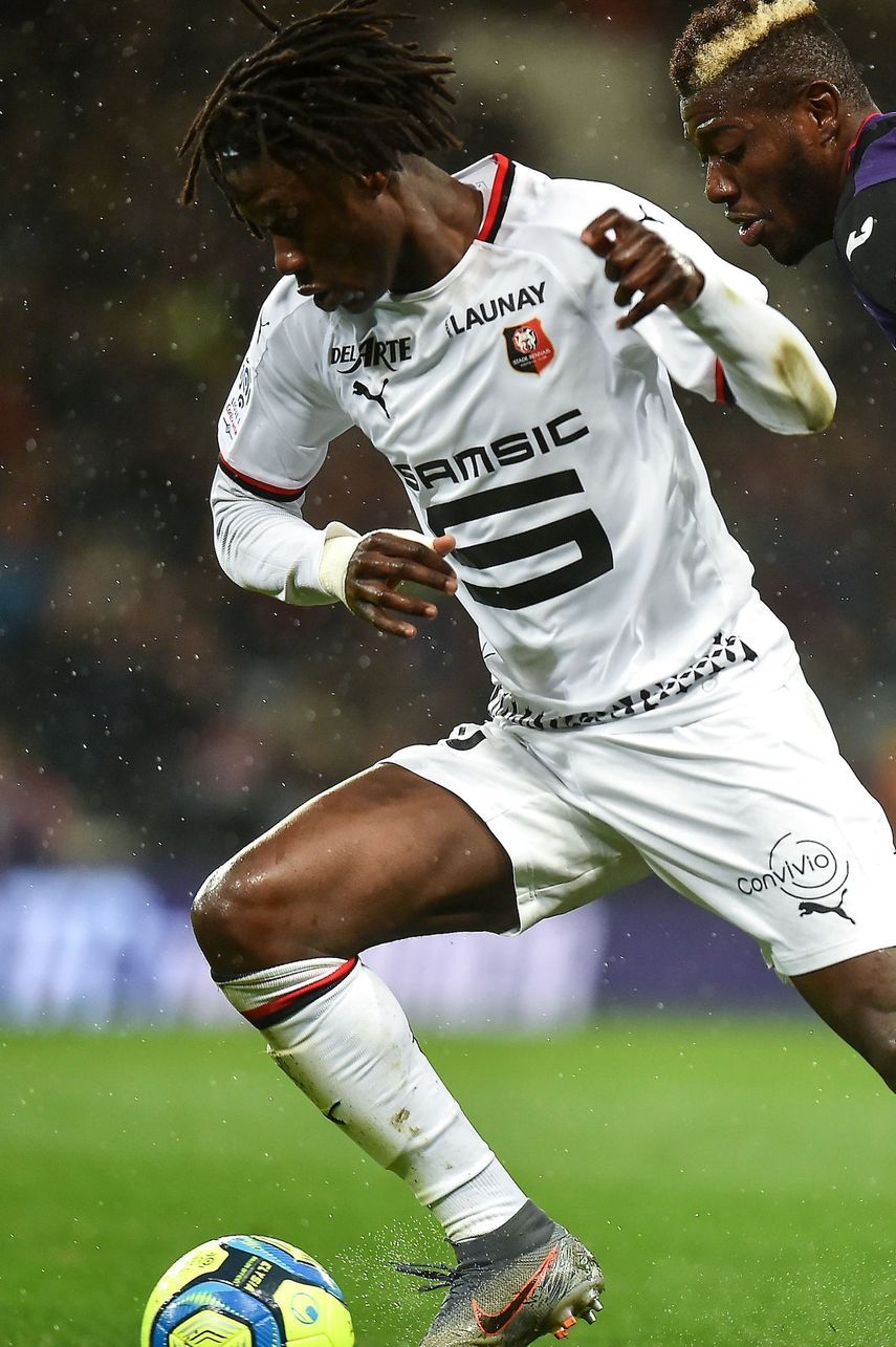 لاعب خط الوسط الفرنسي رين إدواردو كامافينغا يركض بالكرة مع لاعب خط الوسط الإيفواري في تولوز إبراهيم سانجاري (يمين) خلال مباراة كرة القدم الفرنسية L1 ، تولوز ضد رين في 29 فبراير 2020 ، على ملعب البلدية في تولوز ، جنوب فرنسا. (تصوير ريمي جابالدا / وكالة الصحافة الفرنسية) - AFP