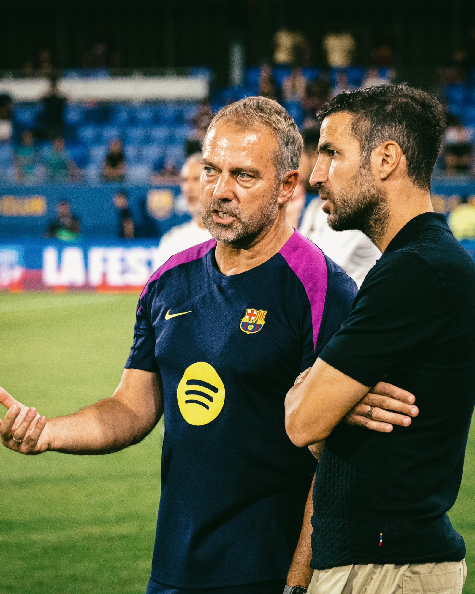 مدرب برشلونة هانزي فليك ومدرب كومو سيسك فابريغاس خلال مواجهة الفريقين في كأس جوان غامبر - 10 أغسطس 2025
