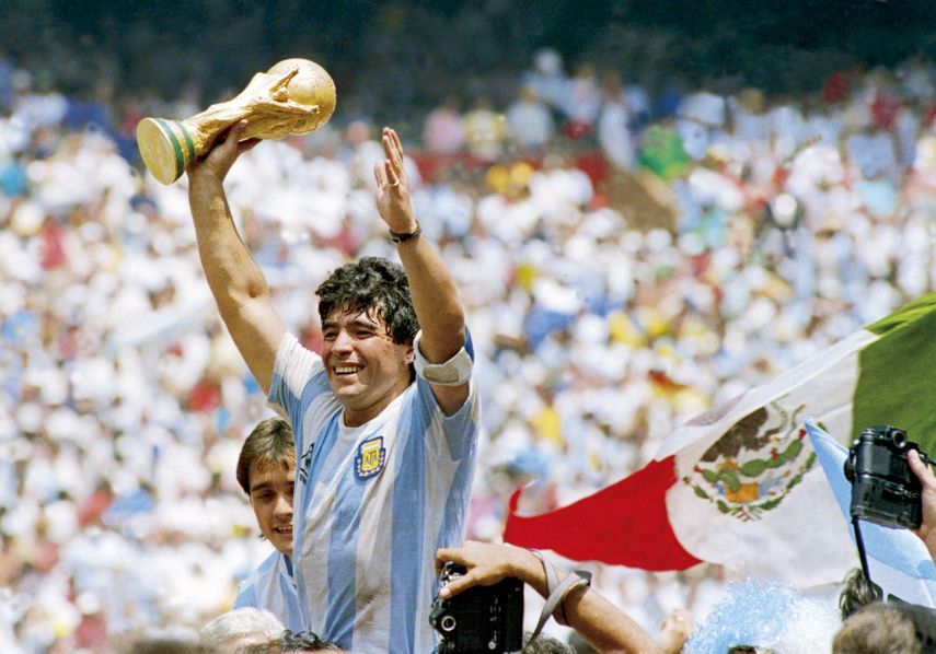 مارادونا يرفع كأس العالم بعد التتويج باللقب في المكسيك 1986