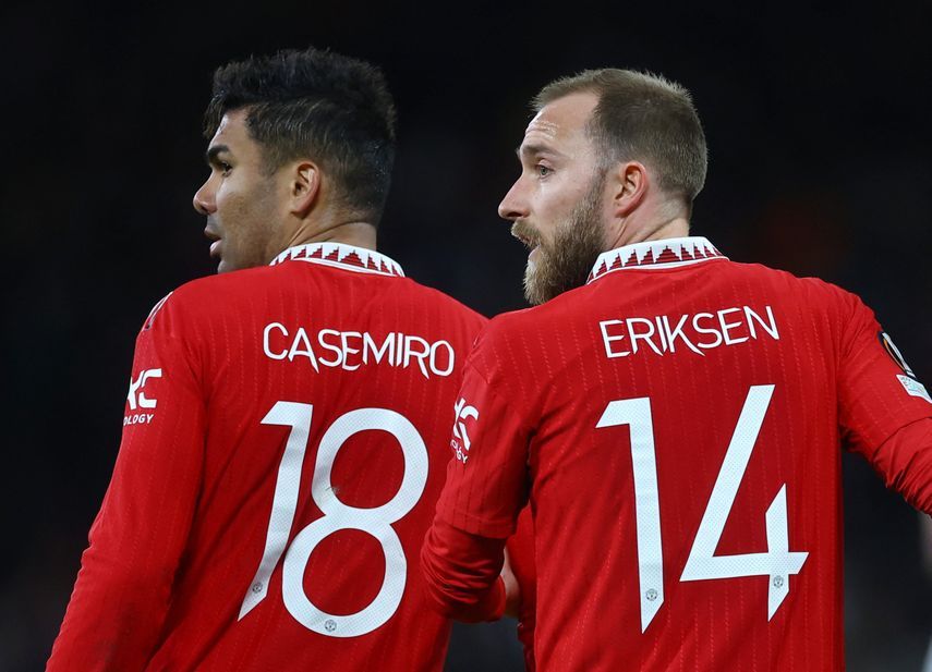 كريستيان إريكسن وكاسيميرو لاعبا مانشستر يونايتد خلال ذهاب ربع نهائي الدوري الأوروبي أمام إشبيلية - 13 إبريل 2023