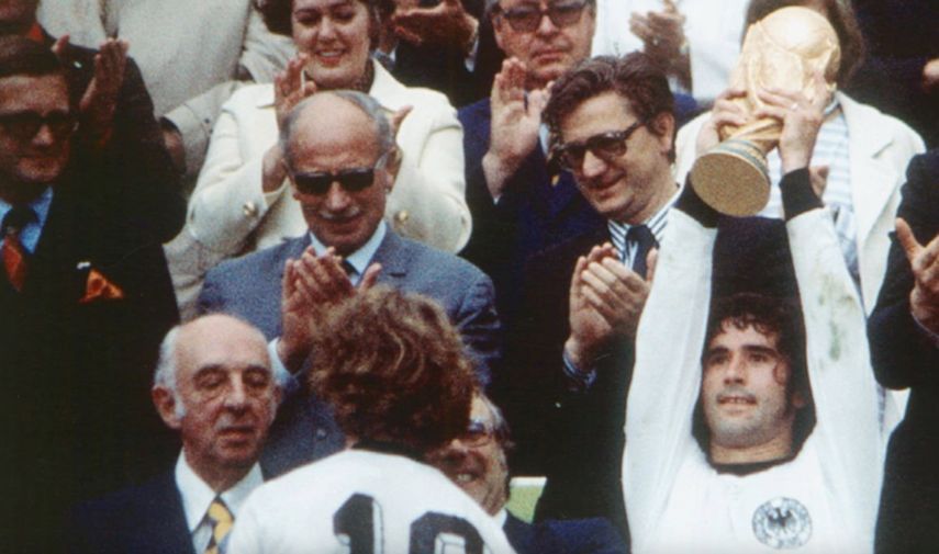 مولر يرفع كأس العالم 1974 بعد تسجيل هدف فوز ألمانيا الغربية امام هولندا