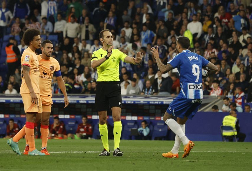 لاعب إسبانيول خوسيلو يحتج على قرار اتخذه الحكم ماريو ميليرو لوبيز خلال مباراة ضد أتلتيكو مدريد في الدوري الإسباني - 24 مايو 2023