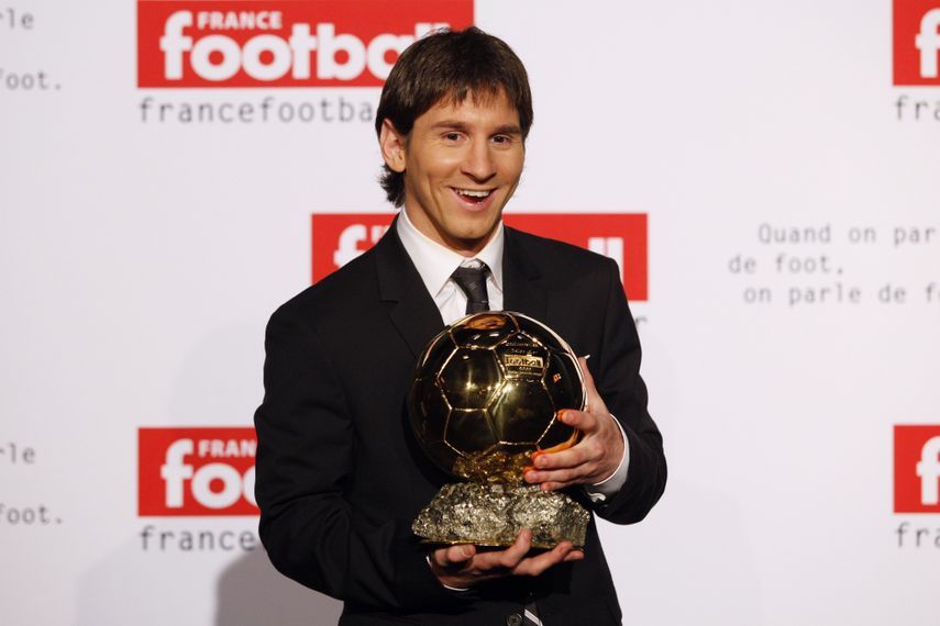 الأرجنتيني ليونيل ميسي لاعب برشلونة يتوج بجائزة الكرة الذهبية في باريس - 6 ديسمبر 2009
