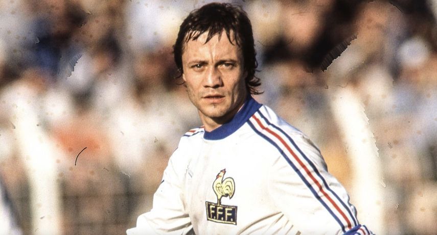 مهاجم فرنسا برنار لاكومب يسجل هدف افتتاح كأس العالم 1978