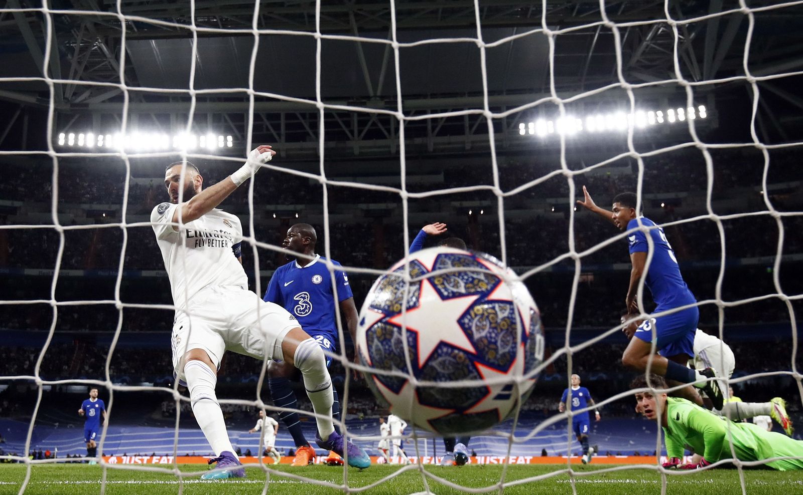 كريم بنزيما يسجل هدف ريال مدريد الأول أمام تشيلسي في ذهاب ربع نهائي دوري أبطال أوروبا - 12 أبريل 2023