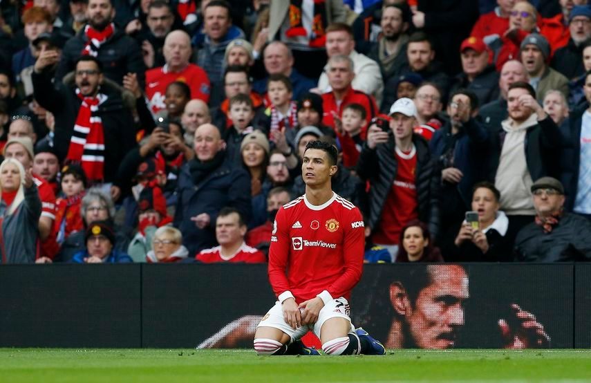 ردة فعل كريستيانو رونالدو بعد تلقي فريقه مانشستر يونايتد الهدف الأول أمام مانشستر سيتي - REUTERS