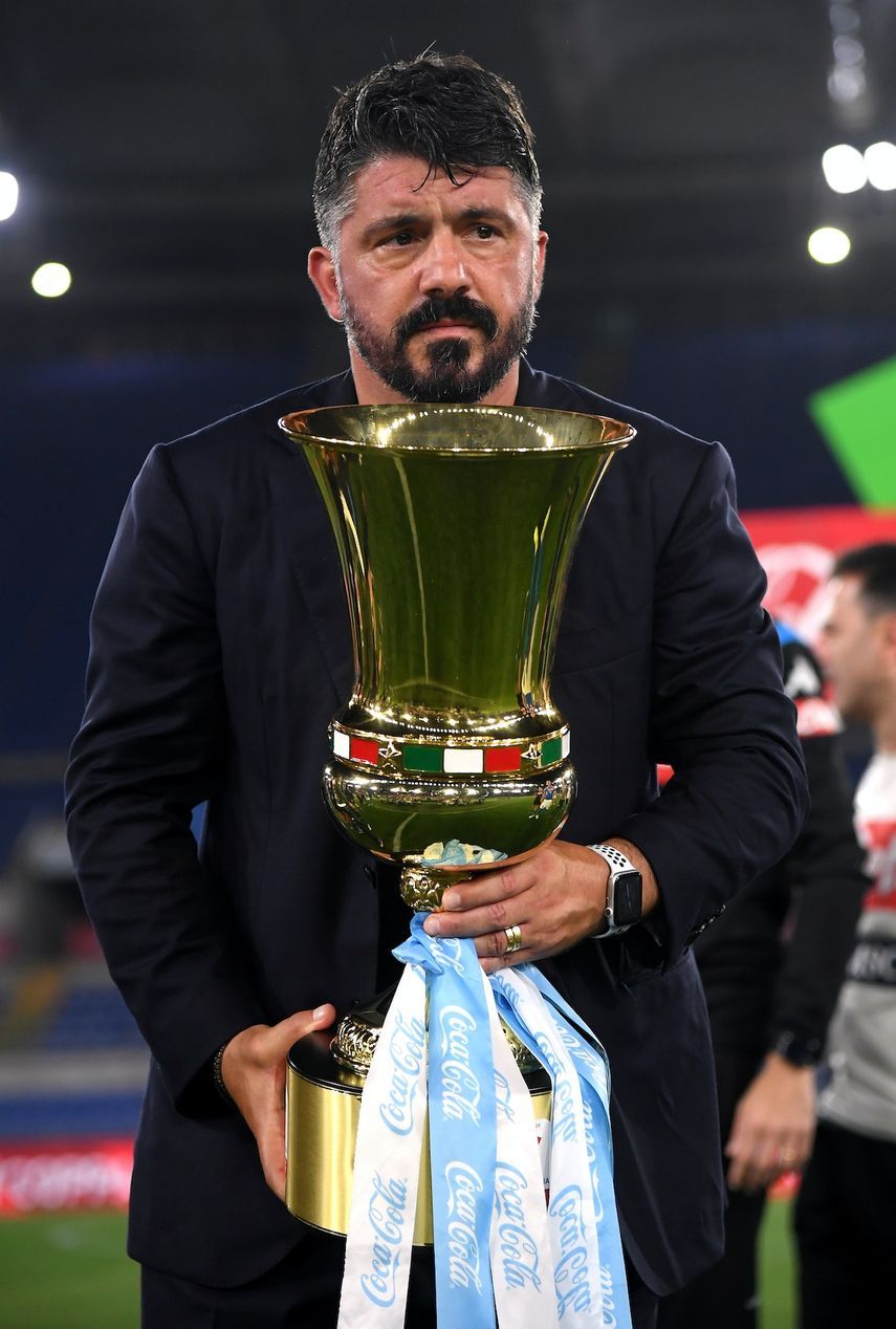 مدرب نابولي جينارو غاتوزو يحتفل بالتتويج بكأس إيطاليا - REUTERS