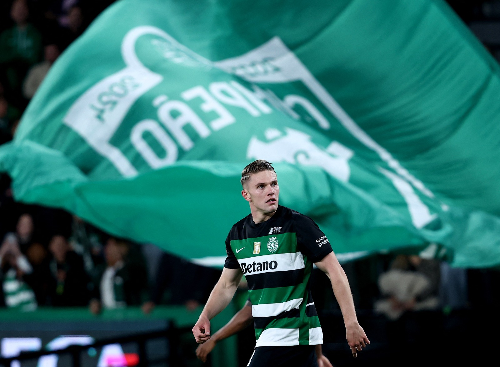 لاعب سبورتينغ لشبونة فيكتور غيوكيريس يحتفل بالتسجيل ضد موريرينسي في الدوري البرتغالي - 18 أبريل 2025