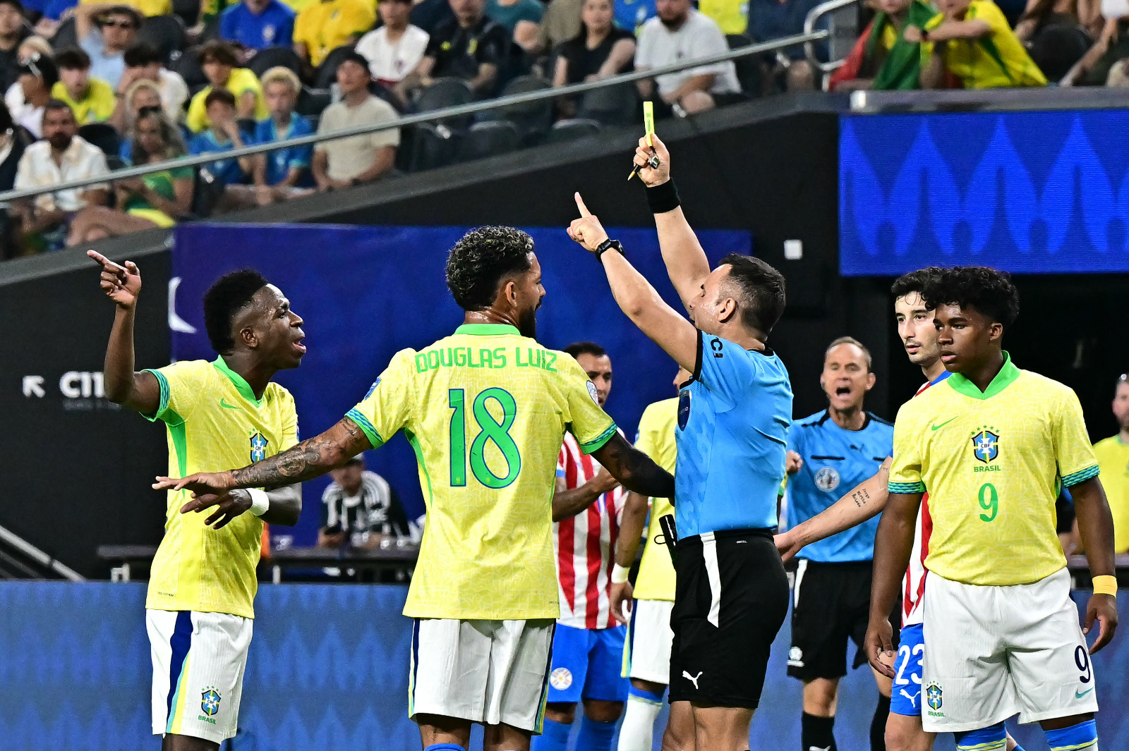 فينيسيوس جونيور يتلقى بطاقة صفراء خلال مباراة بين البرازيل وباراغواي في كوبا أميركا 2024 - 28 يونيو 2024