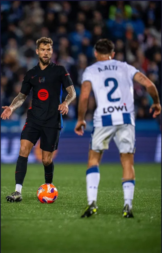 لاعب برشلونة إنيغو مارتينيز خلال مباراة ليغانيس في الدوري الإسباني - 12 أبريل 2025