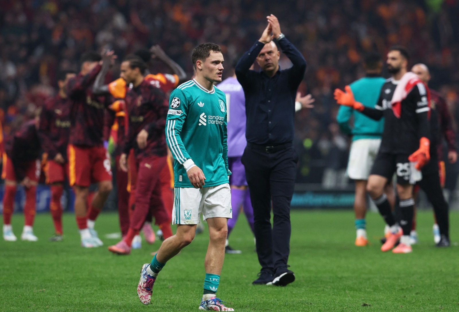 فلوريان فيرتز لاعب ليفربول يغادر الملعب بعد هزيمة فريقه ضد غلطة سراي في دوري أبطال أوروبا - 30 سبتمبر 2025