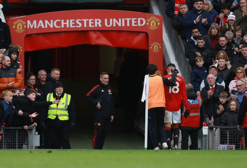 كاسيميرو لاعب مانشستر يونايتد يغادر الملعب بعد طرده أمام ساوثهامبتون - 12 مارس 2023