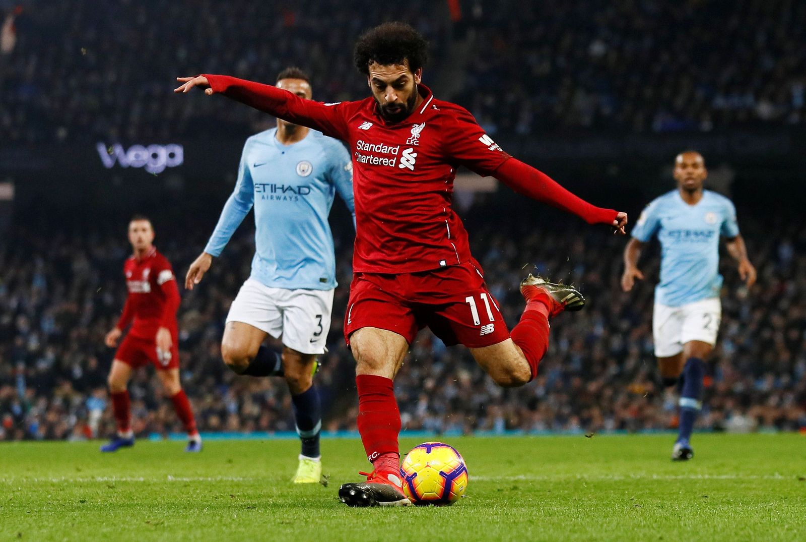 محمد صلاح مهاجم ليفربول يسدد الكرة على مرمى مانشستر سيتي خلال مواجهة في الدوري الإنجليزي  