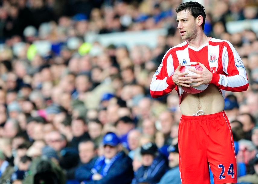 روري ديلاب يجفف الكرة استعداد لتنفيذ رمية تماس - REUTERS