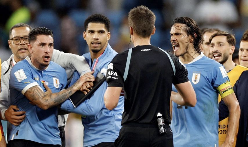 اعتراضات كافاني على الحكم في مباراة أوروجواي وغانا في كأس العالم 2022
