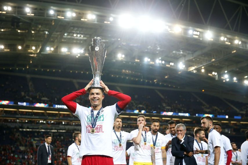 البرتغالي كريستيانو رونالدو يحمل كأس دوري الأمم الأوروبية التي أحرزها مع منتخب بلاده عام 2019 - Action Images via Reuters
