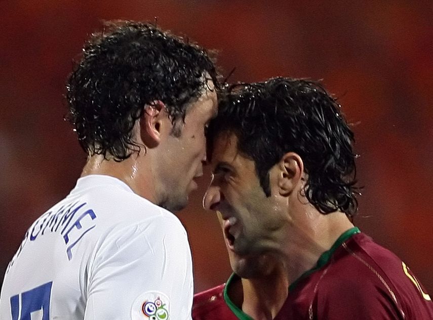 صراع شرس بين النجمين البرتغالي لويس فيغو والهولندي مارك فان بوميل في كأس العالم 2006 