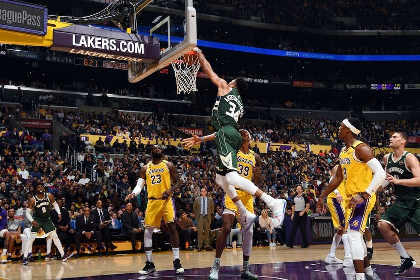 دنك رائع من لاعب ميلووكي باكس يانيس أنتيتوكونمبو - AFP