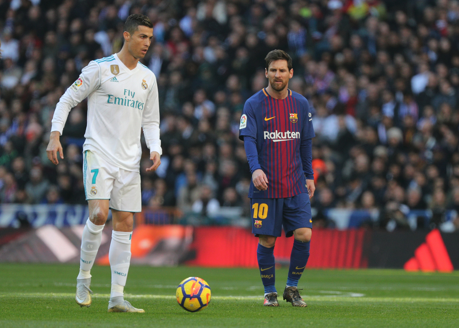 كريستيانو رونالدو وليونيل ميسي خلال مباراة بين ريال مدريد وبرشلونة في الدوري الإسباني - 23 ديسمبر 2017