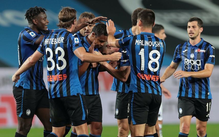 لاعب أتالانتا موريال يحتفل مع زملائه بتسجيله هدفاً - Getty Images