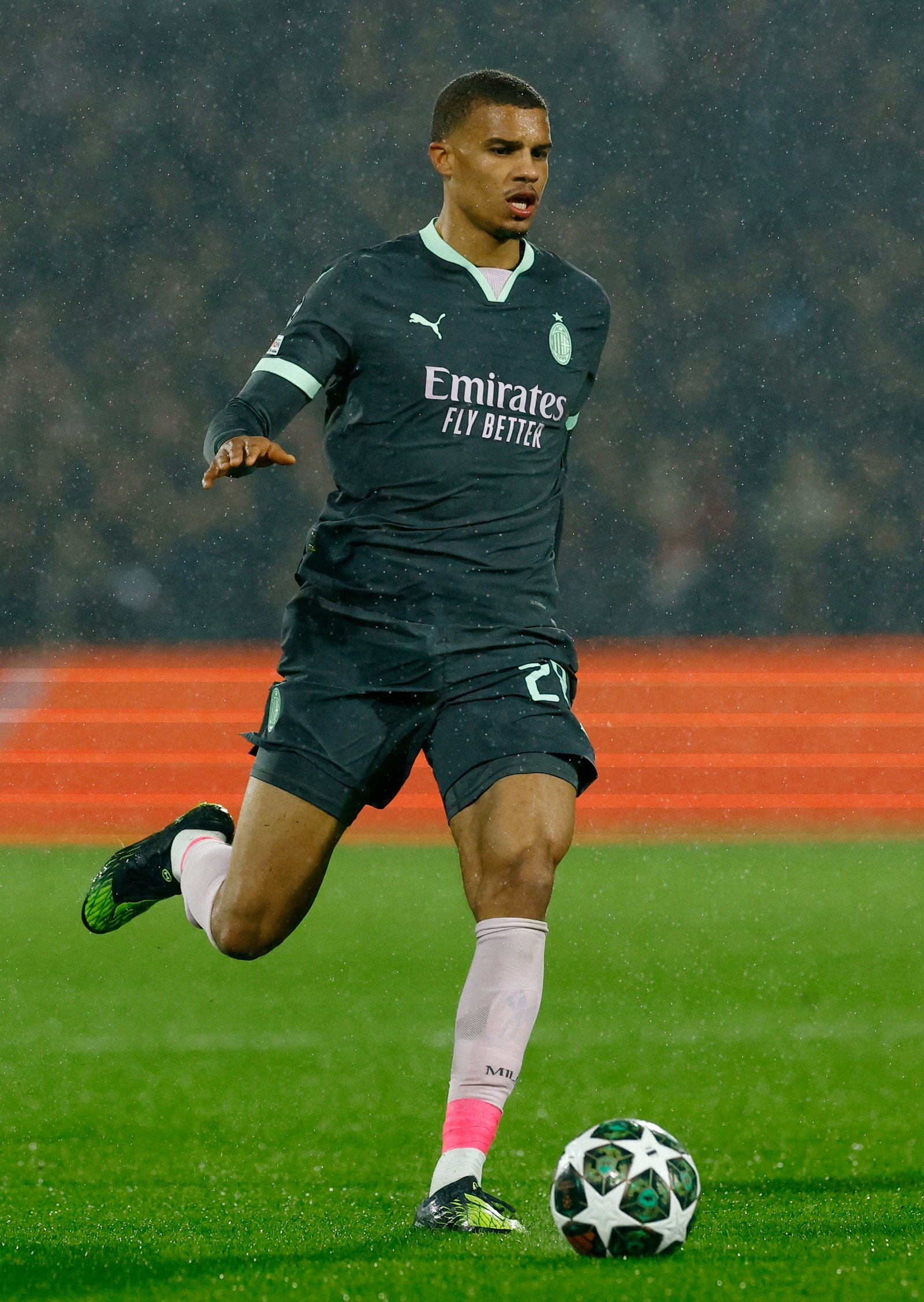 ماليك ثياو من مباراة ميلان وفينورد روتردام بدوري أبطال أوروبا - 12 فبراير 2025