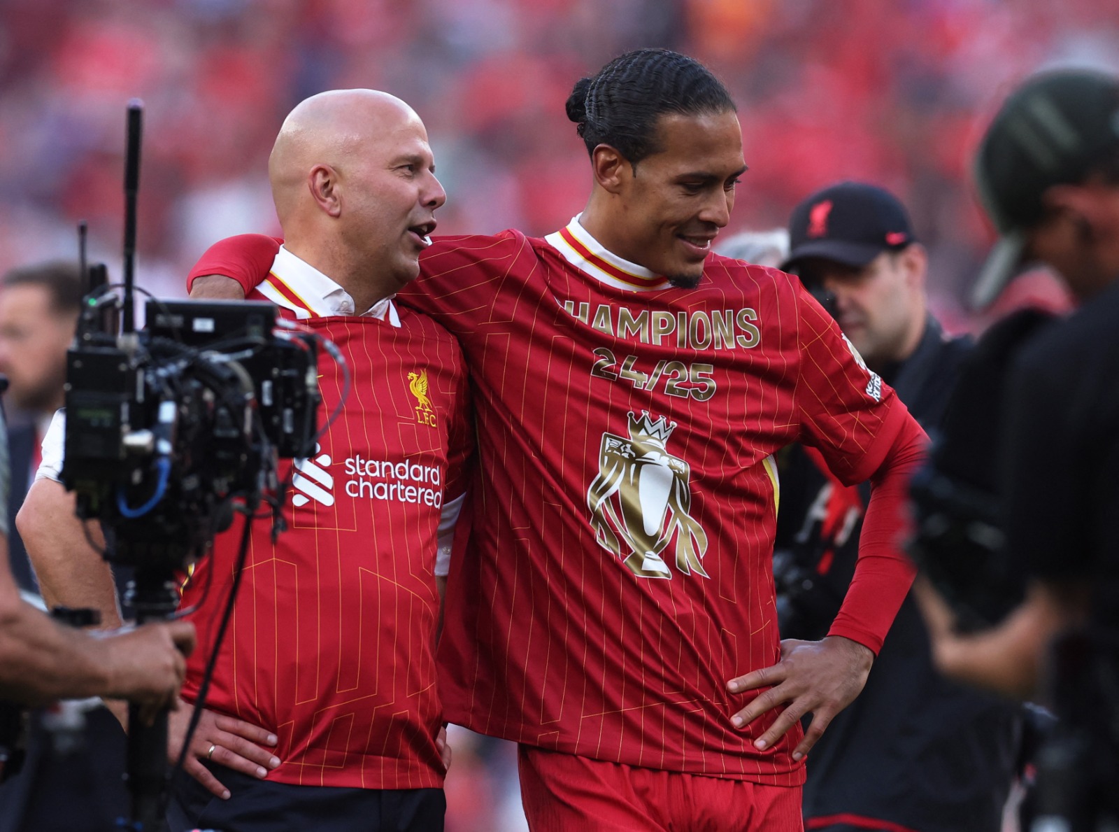 فيرجيل فان دايك مدافع ليفربول يحتفل مع المدرب آرني سلوت بالتتويج بلقب الدوري الإنجليزي الممتاز - 29 أبريل 2025