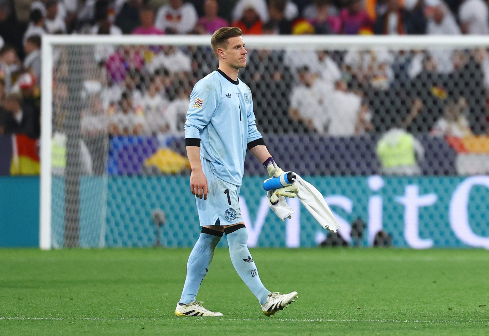 مارك أندريه تير شتيغن محبطاً بعد هزيمة ألمانيا أمام البرتغال في نصف نهائي دوري الأمم الأوروبية - 4 يونيو 2025