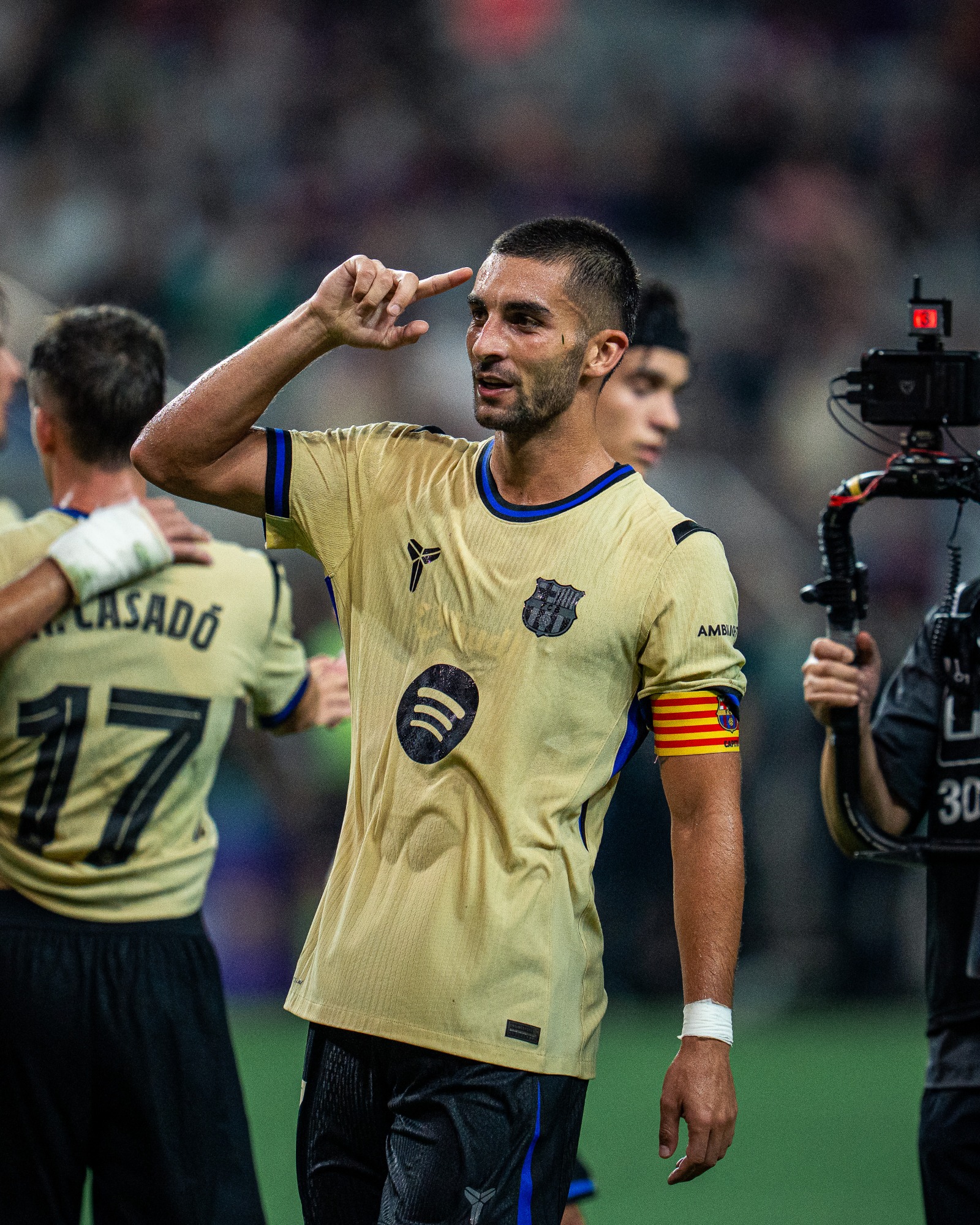 شعار كوبي براينت يظهر مكان شعار نايكي، إضافة إلى علامة سبوتيفاي التجارية وسط قميص برشلونة - 31 يوليو 2025