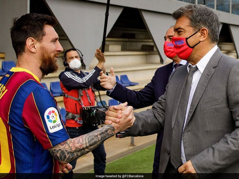 رئيس نادي برشلونة خوان لابورتا يصافح النجم الأرجنتيني ليونيل ميسي