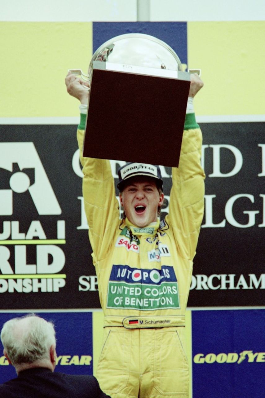 الألماني مايكل شوماخر يحتفل على المنصة بعد فوزه بأول جائزة كبرى له, تم التقاط الصورة في 30 أغسطس 1992 على حلبة سبا فرانكورشان - AFP