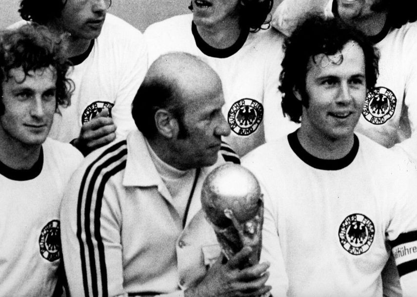 المدرب الالماني هيلموت شون مع فرانز بيكنباور ولقب كأس العالم 1974