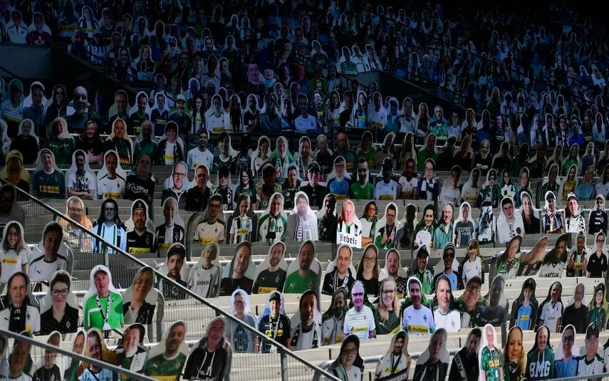 مجسمات من الورق المقوى في المدرجات تمثل جماهير بوروسيا مونشجلادباخ - AFP