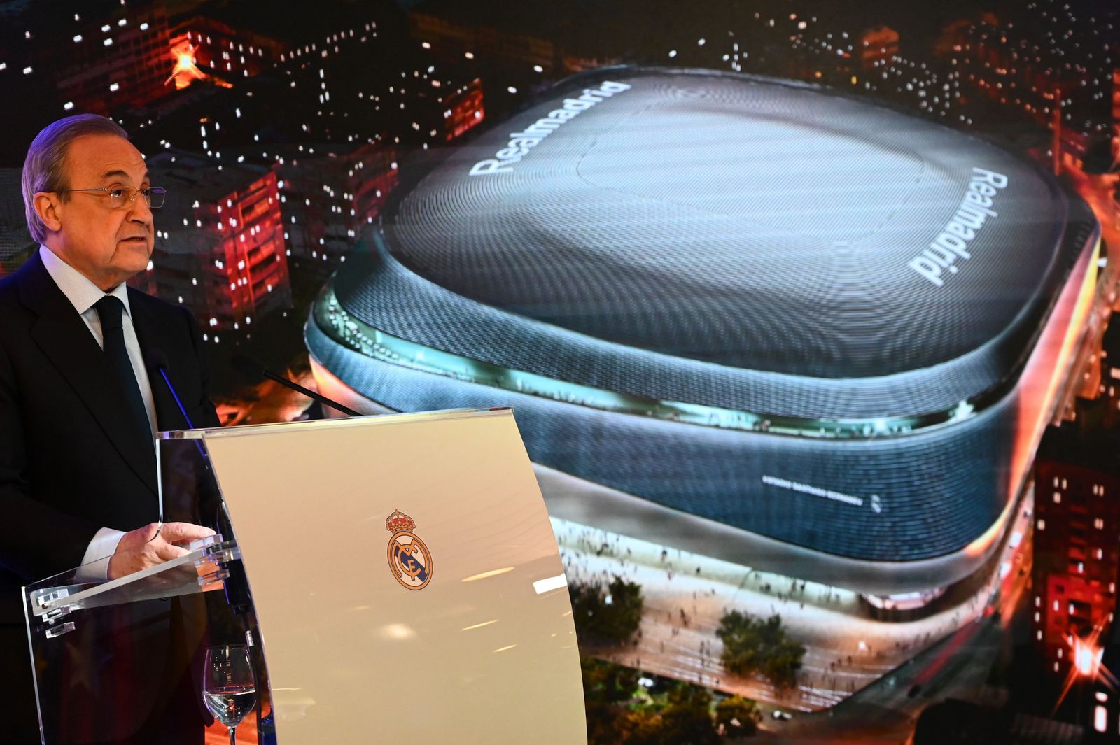 رئيس ريال مدريد فلورنتينو بيريز يحضر الكشف عن خطط إعادة تطوير ملعب سانتياغو برنابيو في 2 أبريل 2019 في مدريد. (تصوير غبريال بويز / وكالة الصحافة الفرنسية)