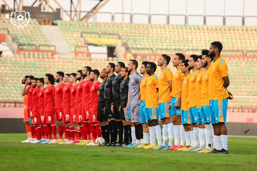 صورة جماعية للاعبي فريقي فيوتشر والإسماعيلي قبل مواجهة الفريقين في الدوري المصري - 3 مارس 2023
