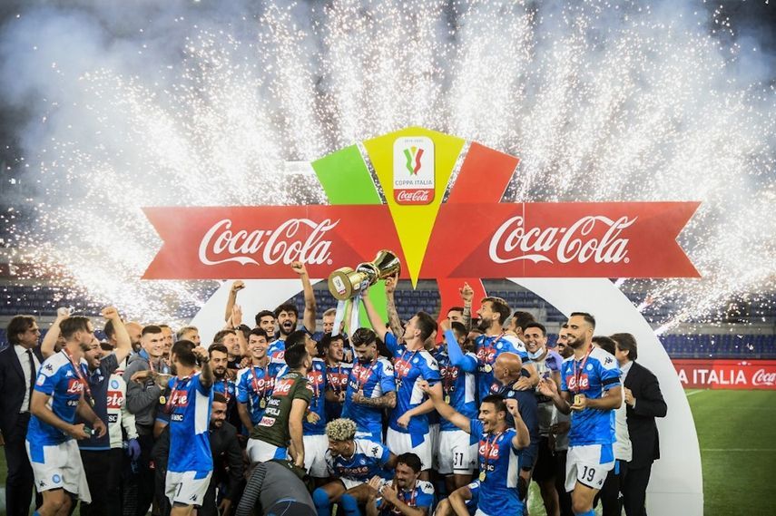 لاعبو نابولي يحتفلون بكأس إيطاليا - AFP