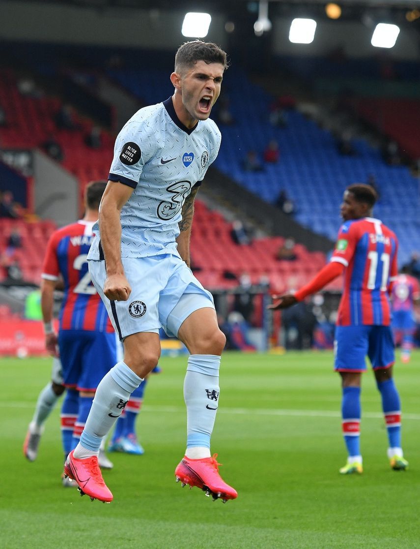 لاعب وسط تشيلسي كريستيان بوليسيتش يحتفل بتسجيل هدفه الثاني في شباك كريستال بالاس - AFP