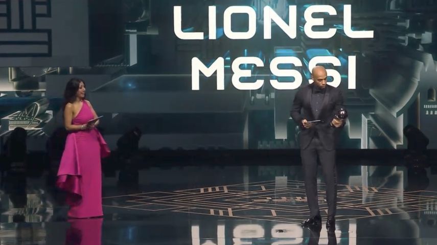 تييري هنري ينوب عن ميسي ويتسلم جائزة أفضل لاعب في العالم لعام 2023 من فيفا